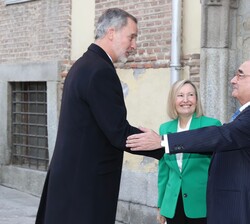 Su Majestad el Rey recibe el saludo del presidente de la Real Academia de Ciencias Morales y Políticas, Benigno Pendás